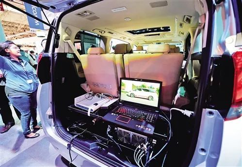 5G自動駕駛汽車內的汽車收發(fā)設備展示.jpg 5G自動駕駛汽車內的汽車收發(fā)設備展示.jpg